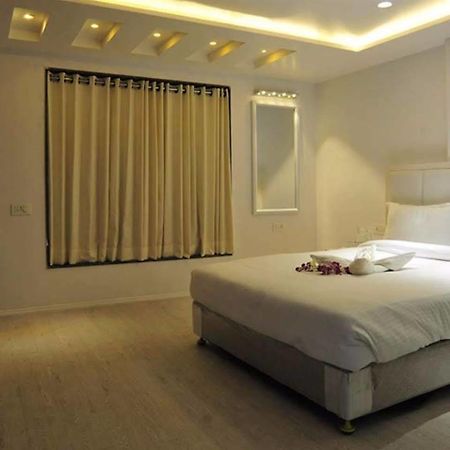 Grand Nakshatra Hotel Anand Exterior photo