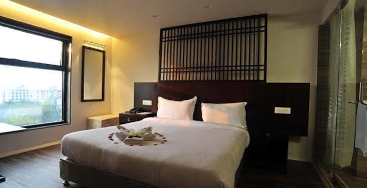 Grand Nakshatra Hotel Anand Exterior photo